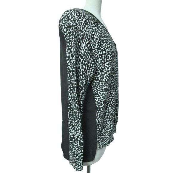 Loft Cheeta Print V-Neck Long Sleeve Pullover Top Sz M Solid Back Side Vents NWT - Picture 3 of 5